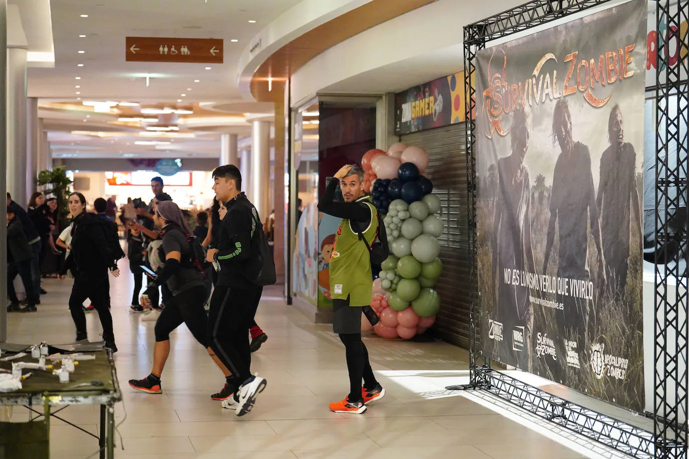 La invasión zombie en el Centro Comercial El Tormes, en imágenes