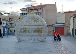 La bola navideña que ha decorado la Plaza del Ayuntamiento de Villamayor los últimos años.