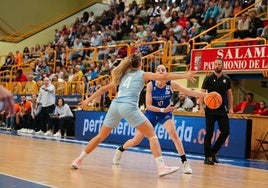 Iyana Martín, defendida por Tadic en el Avenida-Celta.