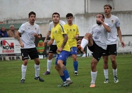 Lance del encuentro entre el Mansillés y Ciudad Rodrigo.