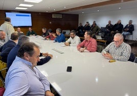 Agricultores y compradores durante el debate del cereal en la Lonja de Salamanca.