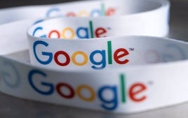 Una pulsera con el nombre de Google.