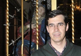 Tomás González, junto a la Virgen de los Dolores de Felipe del Corral.