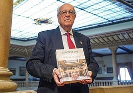 Pedro Méndez, presidente del Casino de Salamanca, muestra un ejemplar del libro.