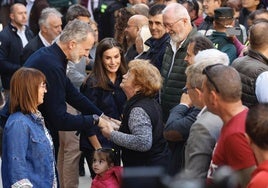 Los Reyes Felipe VI y Letizia, saludan a los vecinos.