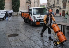 Un repartidor de bombonas de butano trabajando en el centro.