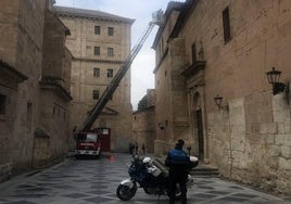 Los Bomberos y la Policía Local intervienen en la calle Compañía con la plaza de San Benito.