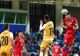 Ian Olivera despejando un balón en el choque ante Moldavia.