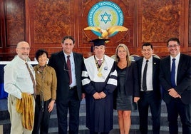 José Ramón Alonso, en el centro, tras el reconocimiento.