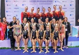 Gimnastas y entrenadoras del Rítmica Salamanca, en Santiago de Compostela.