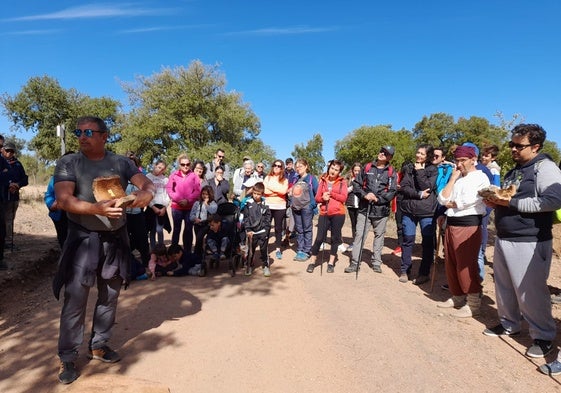 Participantes en la última ruta inclusiva guiada por el alcornocal de Valdelosa.