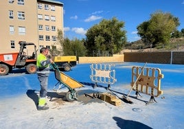 Imagen de los trabajos que el Ayuntamiento está realizando en la pista de González Macías.