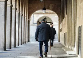 Un hombre pasea por los soportales de la Gran Vía de Salamanca.