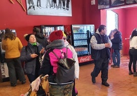 Imagen de esquiadores y aficionados a la nieve en la cafetería de la estación de esquí La Covatilla.