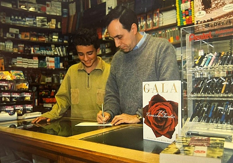 José Luis Delgado (derecha) despachando en la librería El Carmen en el 98.