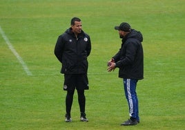 Dueñas y Chiapas dialogando en una sesión de entrenamiento.