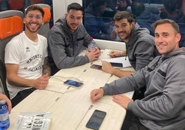 Álvaro Gómez, Carlos de la Nava, Ramiro y Gorka durante el viaje en AVE de Madrid a Lérida, desde donde el equipo puso rumbo a Andorra.