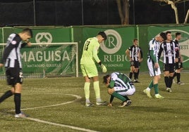 Pepe Carmona se lamenta en el choque frente al Escobedo.