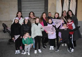 Un grupo de amigos antes de empezar la marcha.