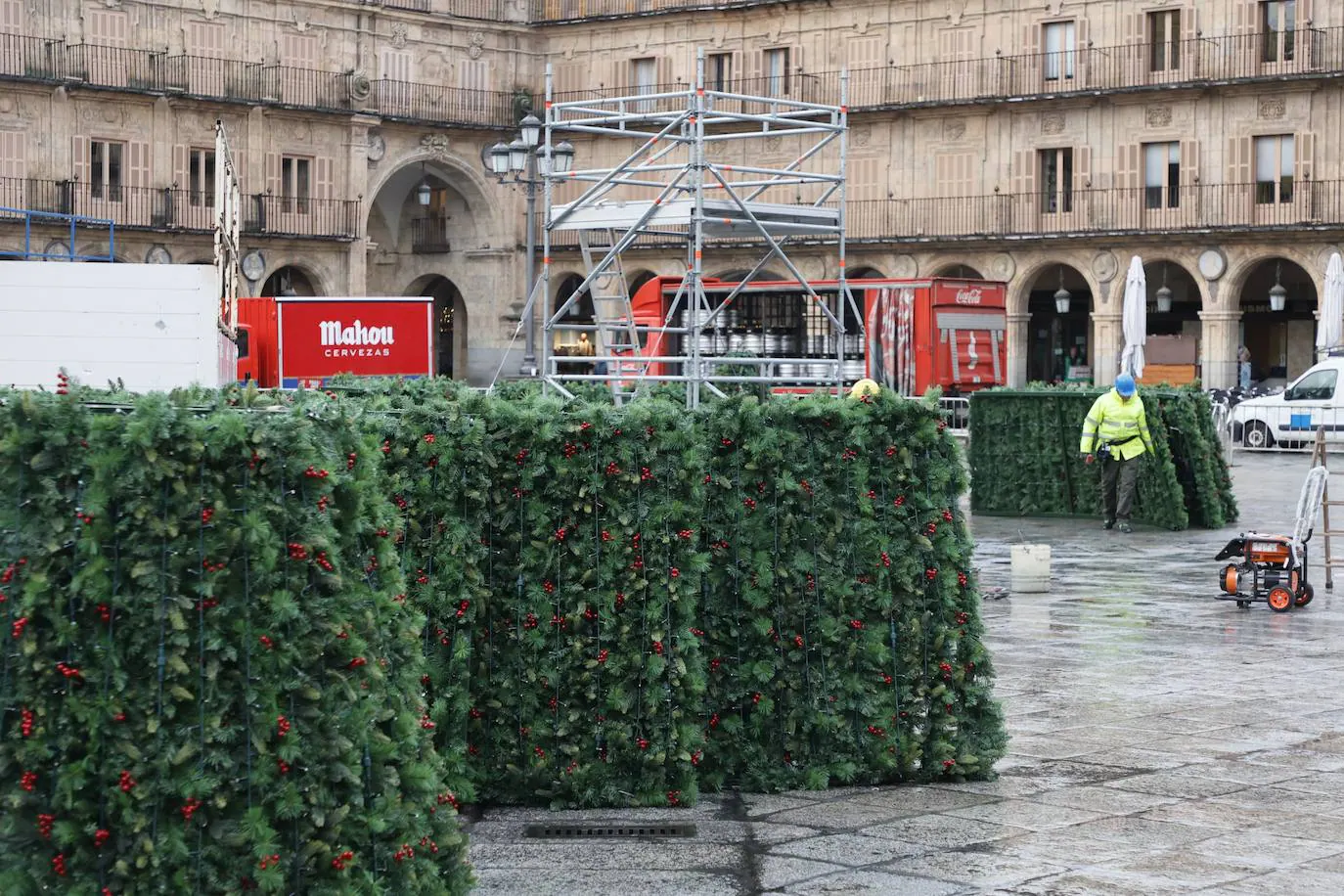 El árbol navideño va tomando forma en la Plaza Mayor