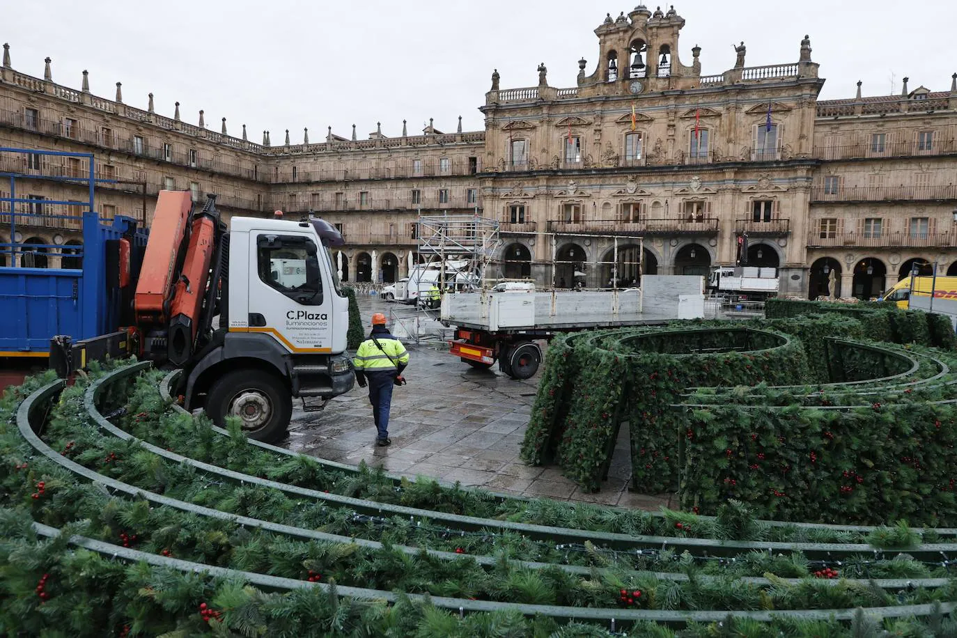 El árbol navideño va tomando forma en la Plaza Mayor