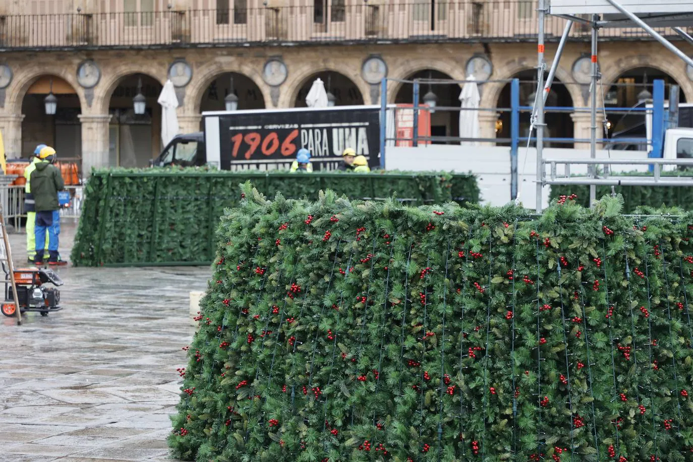 El árbol navideño va tomando forma en la Plaza Mayor