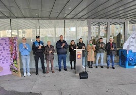 Autoridades locales y comarcales, tras la lectura del manifiesto y el minuto de silencio