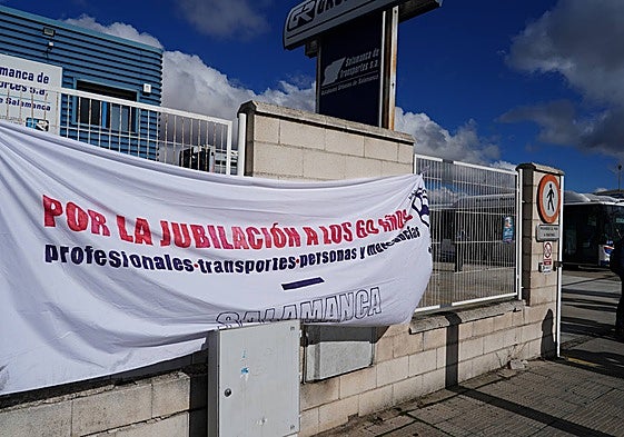Pancarta ubicada en los aparcamientos de los autobuses urbanos.