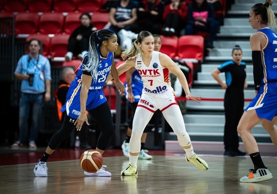 Arica Carter, defendida por Veronika Kanyasi en el partido de Hungría.