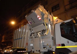 Un camión de basura descarga un contenedor en Salamanca.