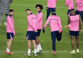 Jugadores del Atlético de Madrid ejercitándose en el campo del Sparta de Praga, ante el que juega este martes.