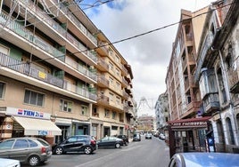 Vista de la calle Colón de Béjar, una de las más activas de la ciudad textil a nivel poblacional y comercial.