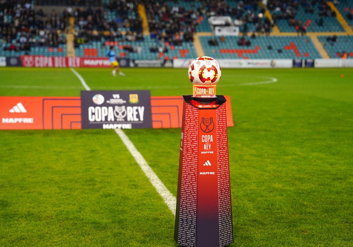 Elementos de la Copa del Rey sobre el césped del Helmántico.