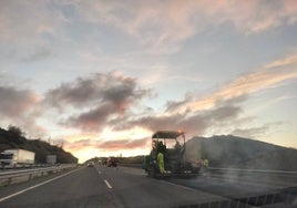 Trabajos de asfaltado en el puerto de Vallejera.