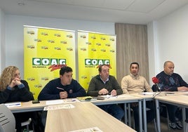 El presidente de COAG Salamanca y apicultores profesionales de la organización agraria.