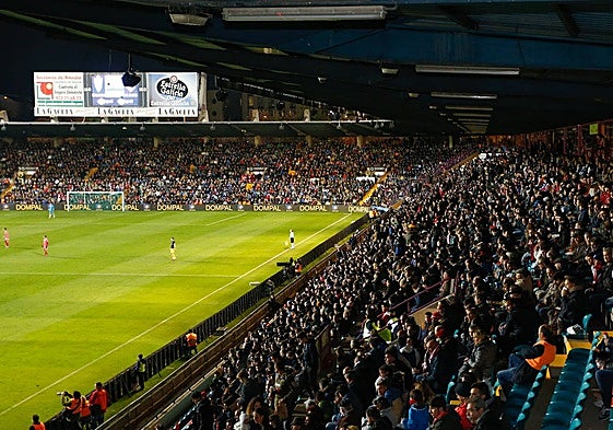 Vista de la Preferencia y el Fondo Sur en el anterior choque de Copa.