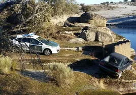 Uno de los vehículos abandonados en la poza de Buenamadre, junto al río Huebra, tras la frenética noche de asaltos.