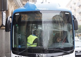 Luna de un autobús interurbano manchada tras la acción de los piquetes en la Gran Vía.