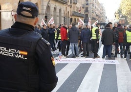 Corte de la Gran Vía en la mañana de este jueves por la concentración para exigir la jubilación a los 60 años para los transportistas.