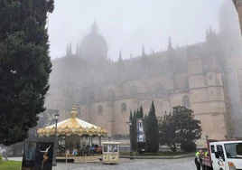 La Catedral de Salamanca amance cubierta de niebla este jueves.