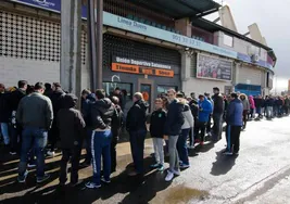 Colas en las taquillas del estadio Helmántico.