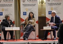 Sofía del Prado, Carmen Guillén y Julián Ballestero durante el foro