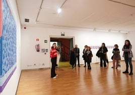 Asistentes a la inauguración de la exposición «Resistencia» este jueves en la sala 8 del DA2.