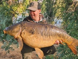 El salmantino Juan Curto, con la carpa de casi 20 kilos que pescó la semana pasada.