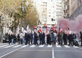 Imagen de la segunda jornada de protestas, celebrada este viernes frente a la sede de la Subdelegación del Gobierno.