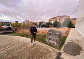 El edil Jorge Valiente en la obra de mejora de la zona deportiva de la avenida Vlladolid.