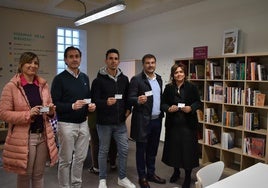 Parte de la Corporación de Aldeatejada durante la inauguración de la remodelación de la biblioteca.