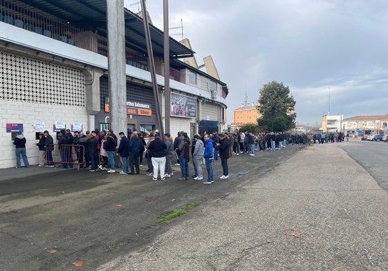 Colas en el estadio Helmántico este viernes por la mañana.