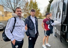 Maikel Villajos, Curro y Ares, preparados para subir al autobús ayer rumbo a Pontevedra.