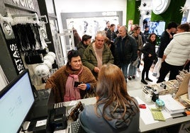 Aficionados de Unionistas adquiriendo sus entradas para el partido de Copa.